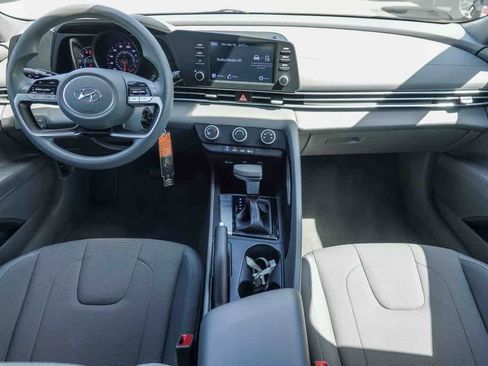 Used 2022 Hyundai Elantra SE w/ Cargo Package FWD image 11