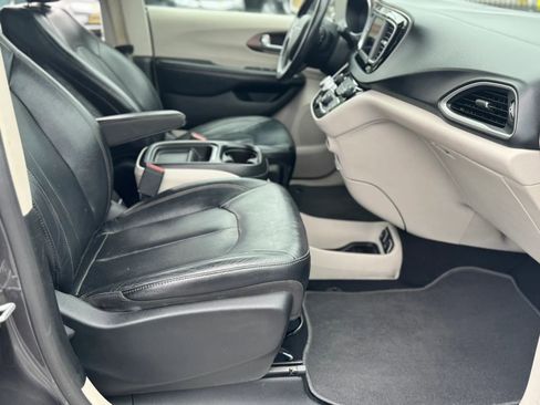 Used 2019 Chrysler Pacifica Touring-L FWD image 11