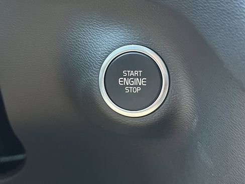 Used 2025 Volvo XC40 B5 Plus image 27