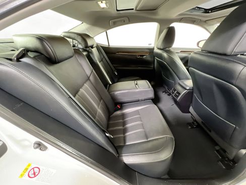 Used 2018 Lexus ES 350 w/ Luxury Package w/Wood Trim image 27