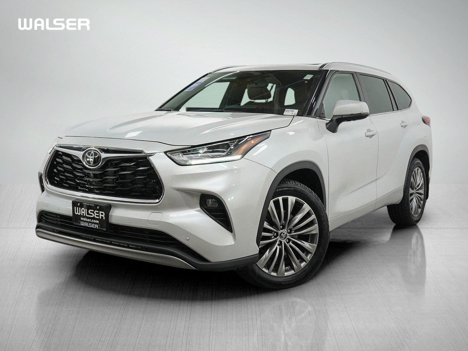 Used 2022 Toyota Highlander Platinum AWD/4WD image 1