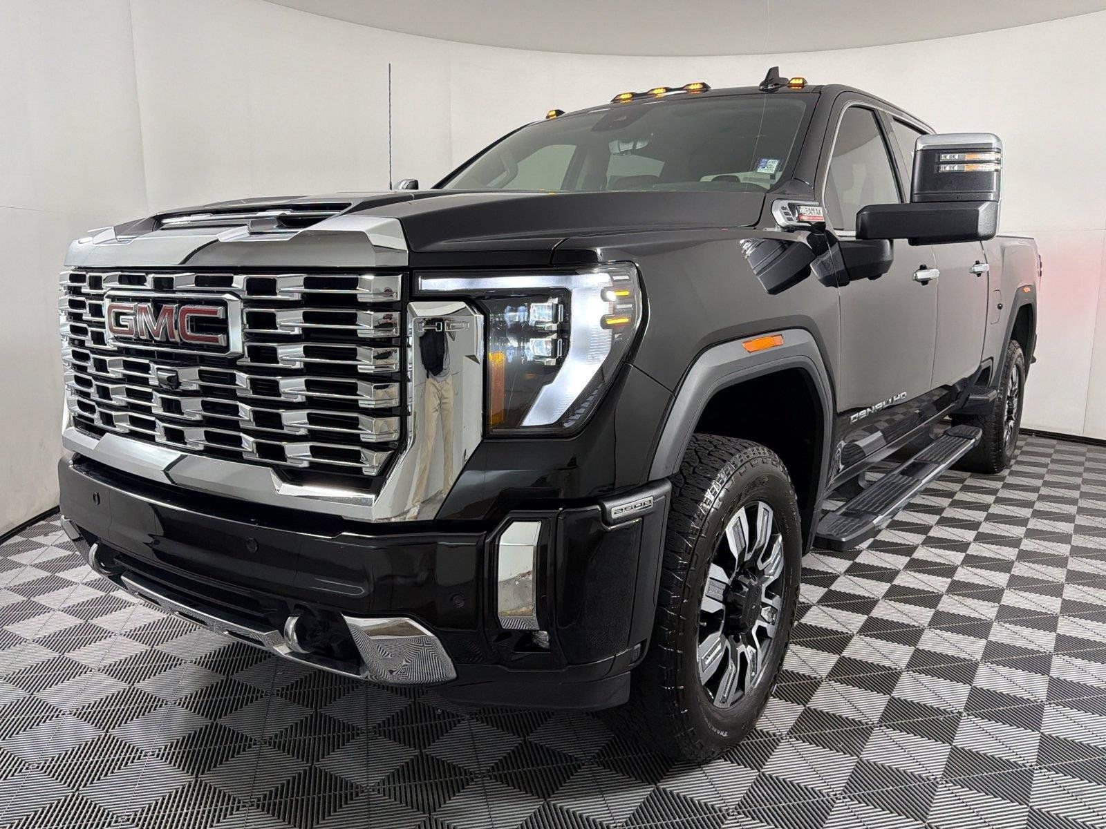 Used 2025 GMC Sierra 2500 Denali w/ Denali Reserve Package AWD/4WD image 3