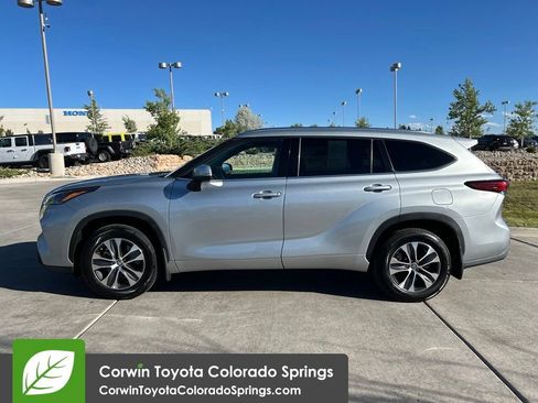 Used 2021 Toyota Highlander XLE AWD/4WD image 4