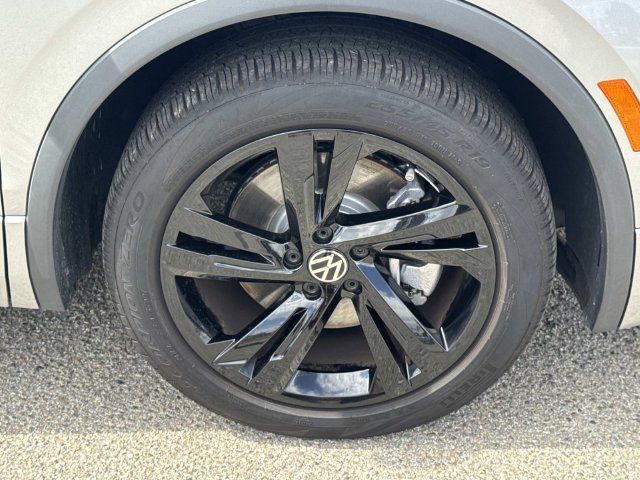 Certified 2023 Volkswagen Tiguan SE R-Line FWD image 30