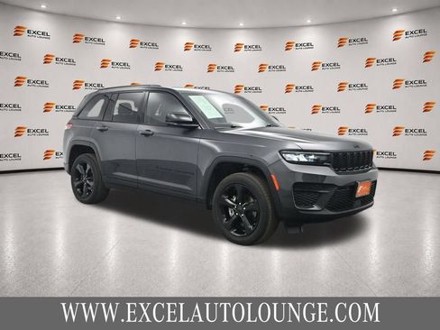 Used 2022 Jeep Grand Cherokee Altitude AWD/4WD image 7