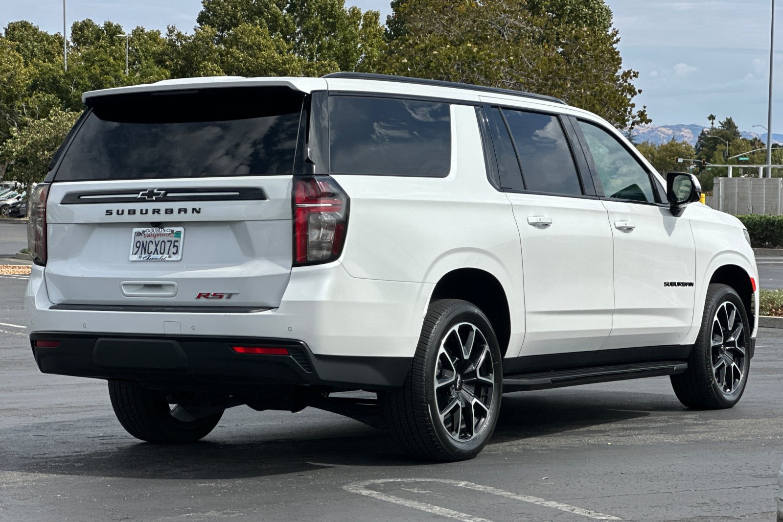 Used 2024 Chevrolet Suburban RST w/ Luxury Package AWD/4WD image 4
