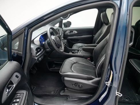 Used 2025 Chrysler Pacifica Limited FWD image 24