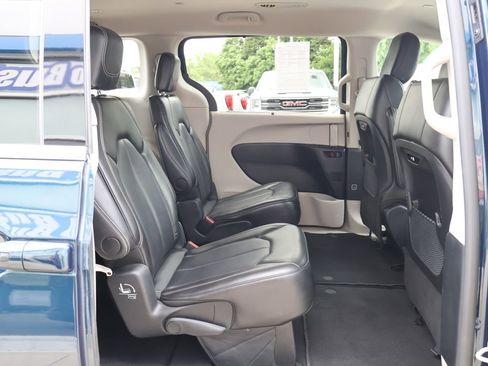 Used 2024 Chrysler Pacifica Touring-L FWD image 30
