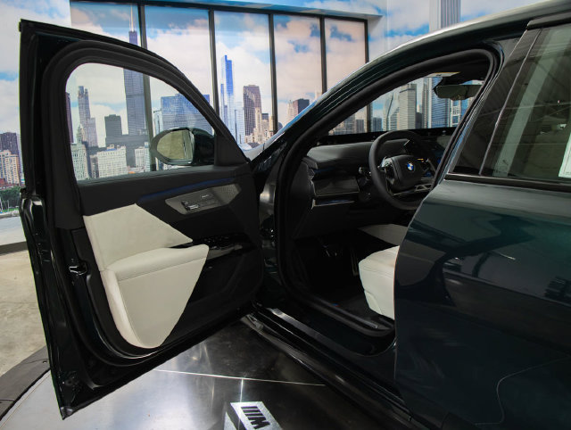 Used 2027 BMW i7 xDrive50 w/ M Sport Package AWD/4WD image 11