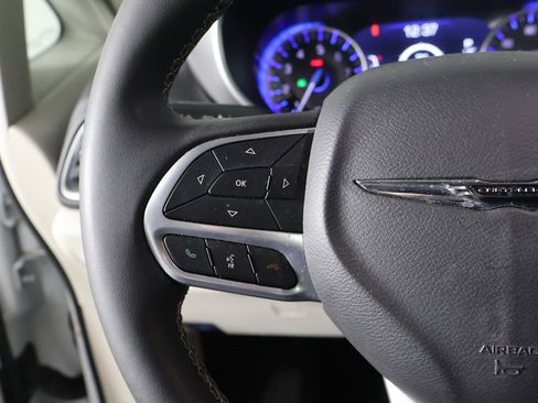 Used 2024 Chrysler Pacifica Touring-L image 41