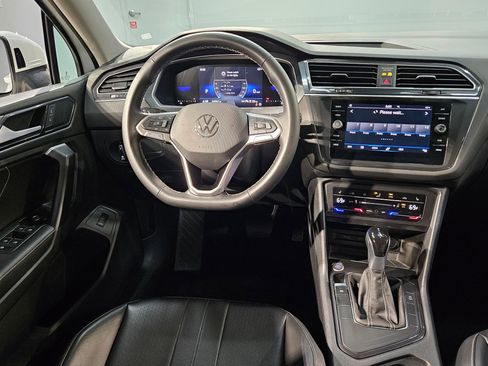 Used 2024 Volkswagen Tiguan SE image 9