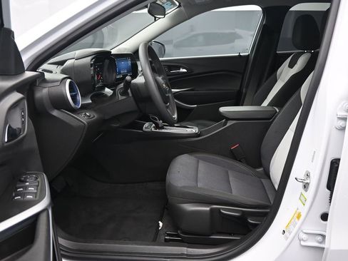 Used 2025 Chevrolet Trax LS image 20