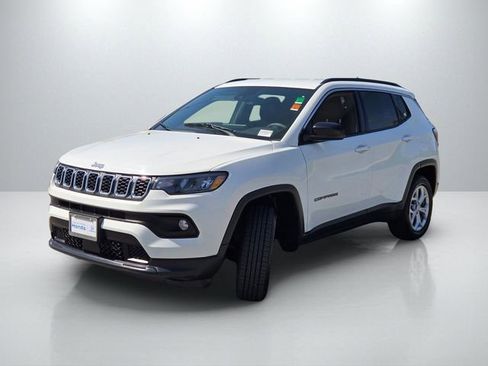 Used 2024 Jeep Compass Latitude image 8