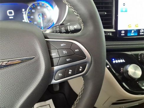 Used 2023 Chrysler Pacifica Touring-L image 17