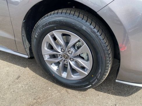 Used 2023 Toyota Sienna XLE FWD image 29
