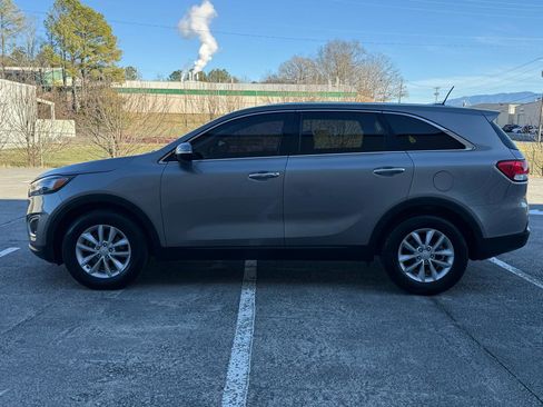 Used 2017 Kia Sorento L image 8