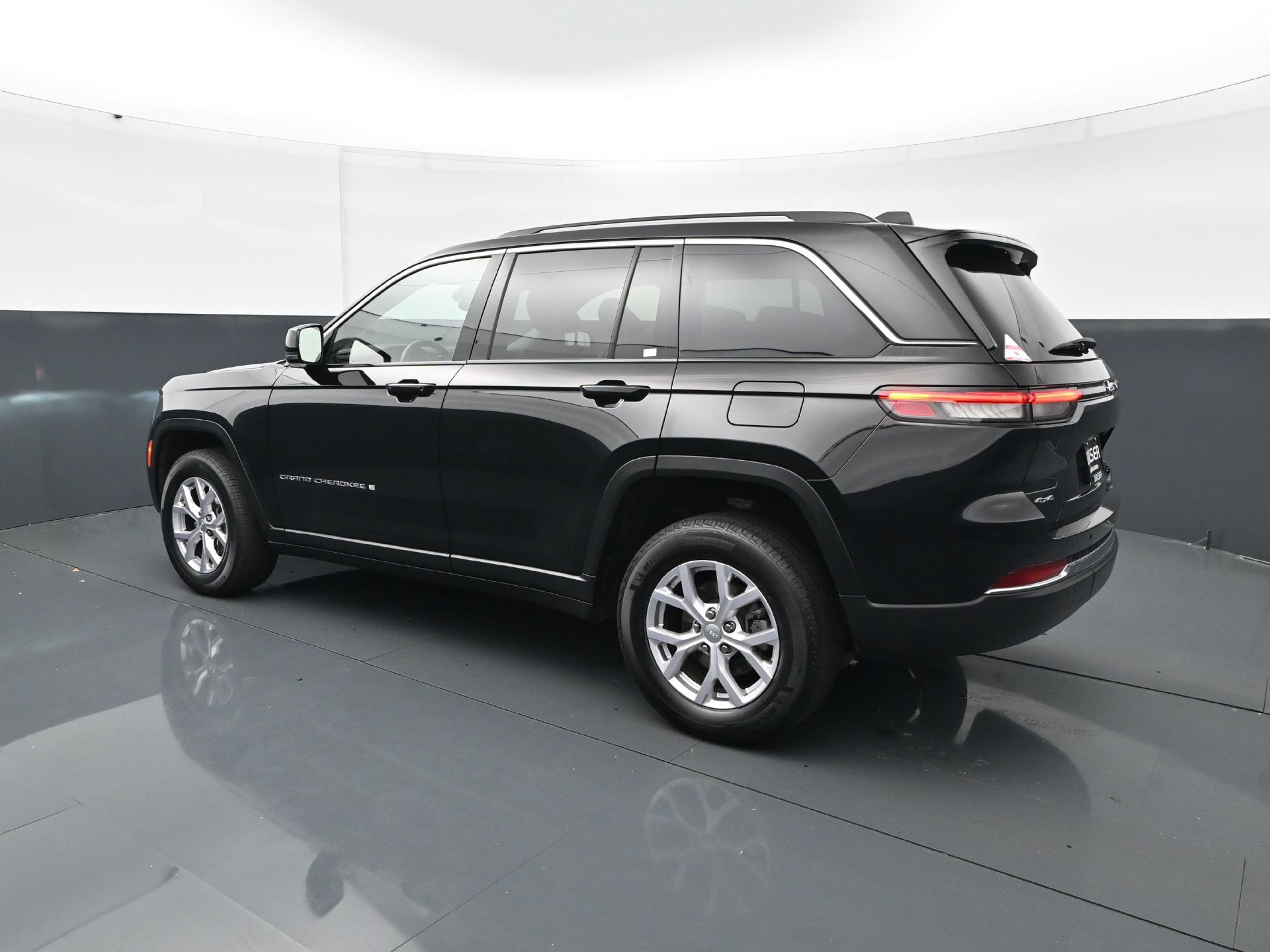Used 2022 Jeep Grand Cherokee Limited AWD/4WD image 4