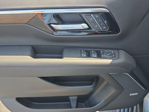 New 2025 Chevrolet Suburban High Country AWD/4WD image 23