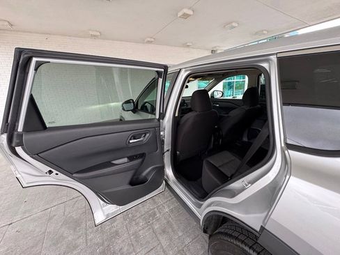 Used 2025 Nissan Rogue SV FWD image 18