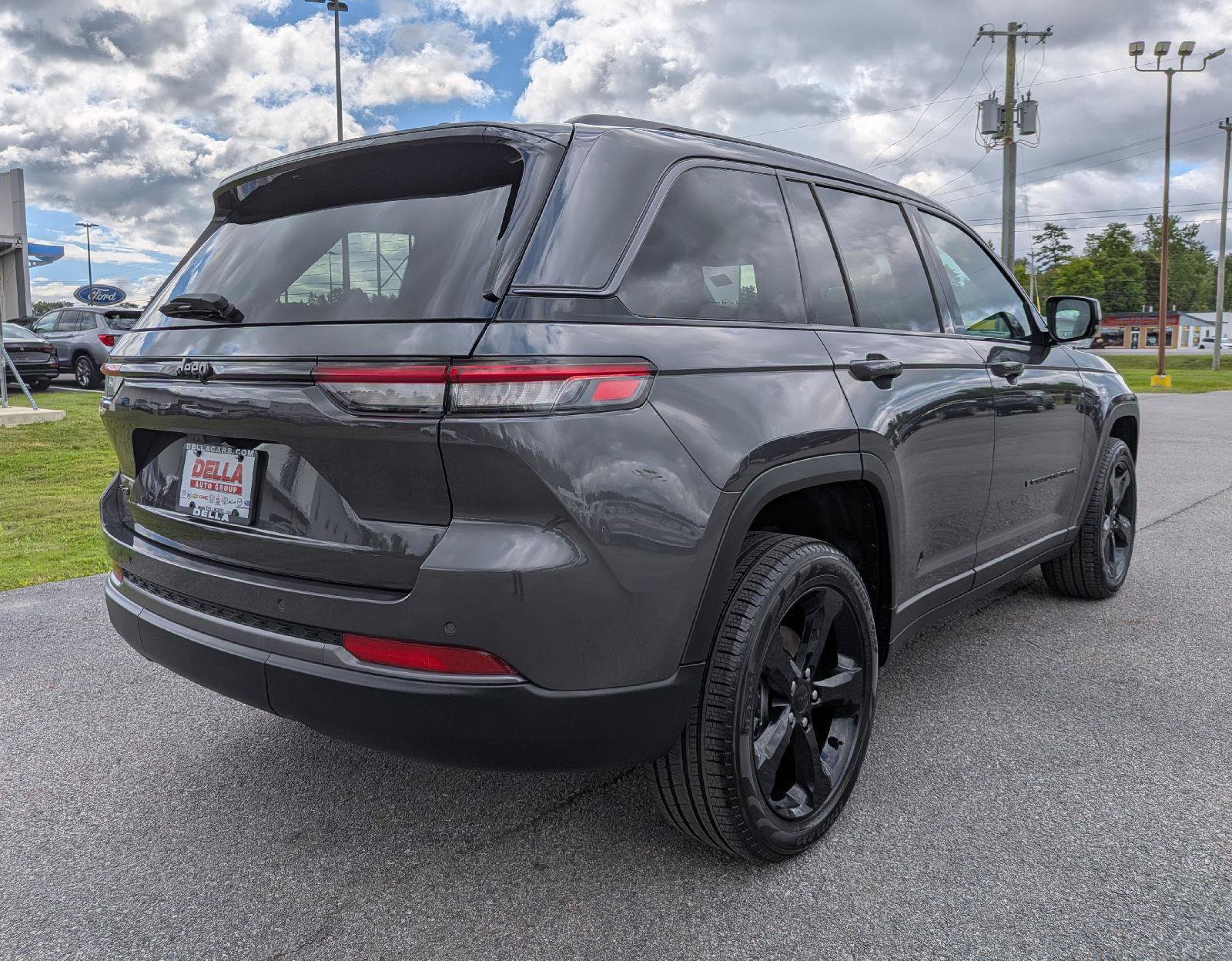Used 2026 Jeep Grand Cherokee Limited w/ Limited Altitude Package AWD/4WD image 7