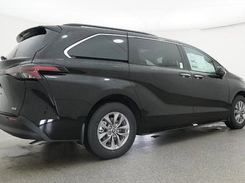 New 2026 Toyota Sienna XLE FWD image 14