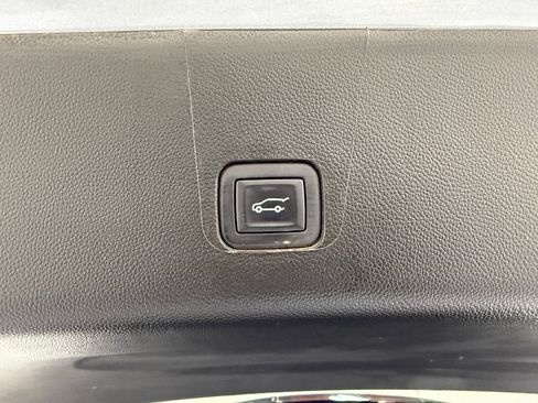 Used 2023 Chevrolet Traverse Premier image 50