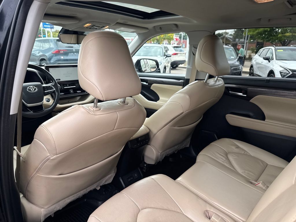 Used 2023 Toyota Highlander Limited AWD/4WD image 38