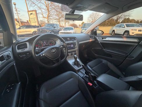 Used 2017 Volkswagen Golf SE image 6