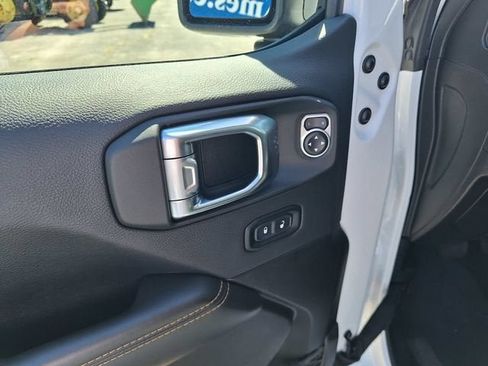Used 2025 Jeep Wrangler Unlimited Sahara AWD/4WD image 14