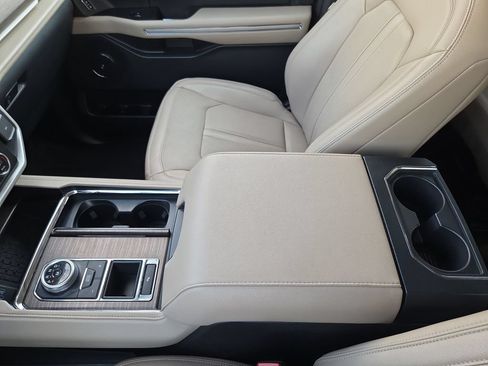 Used 2024 Ford Expedition Limited RWD image 22