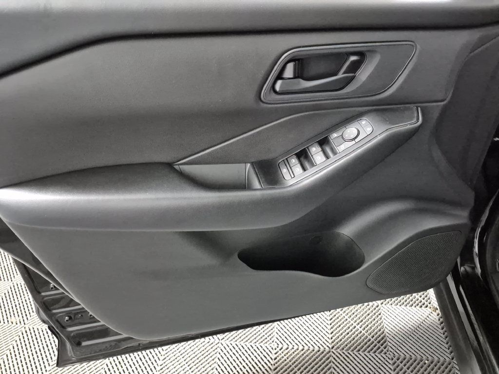 Used 2024 Nissan Rogue S AWD/4WD image 15