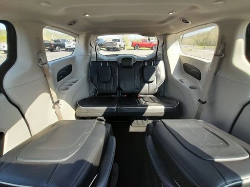 Used 2023 Chrysler Pacifica Limited FWD image 46