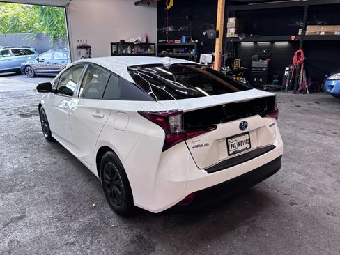 Used 2022 Toyota Prius LE FWD image 4