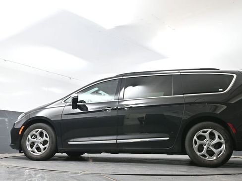 Used 2023 Chrysler Pacifica Limited FWD image 54