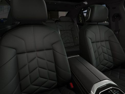 Used 2026 BMW 750e xDrive w/ Executive Package image 37
