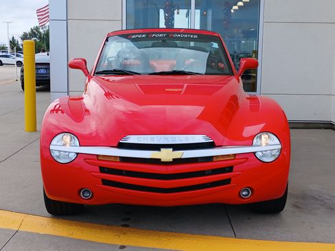 Used 2004 Chevrolet SSR w/ Preferred Equipment Group RWD image 3