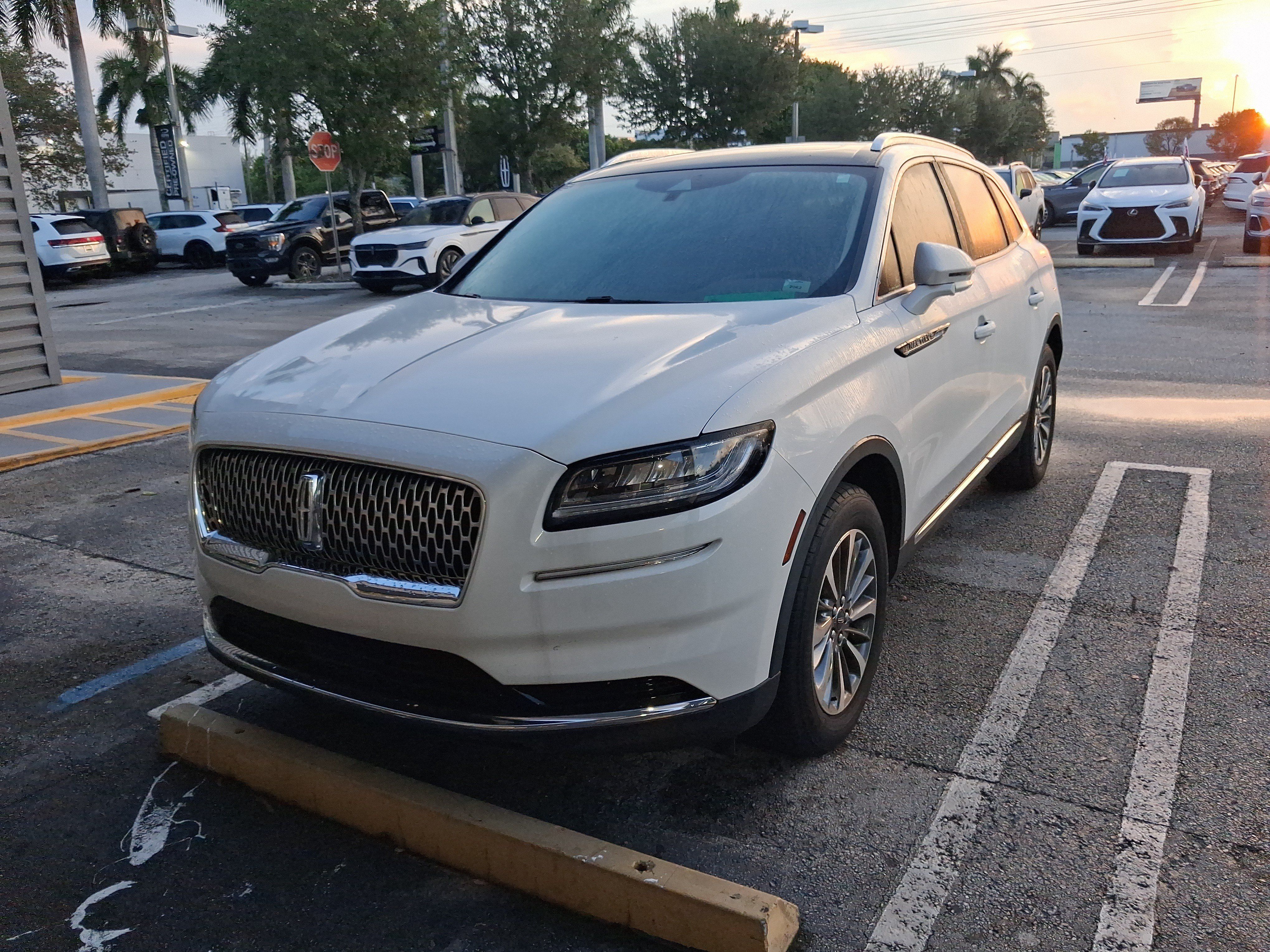 Used 2022 Lincoln Nautilus Reserve FWD image 2