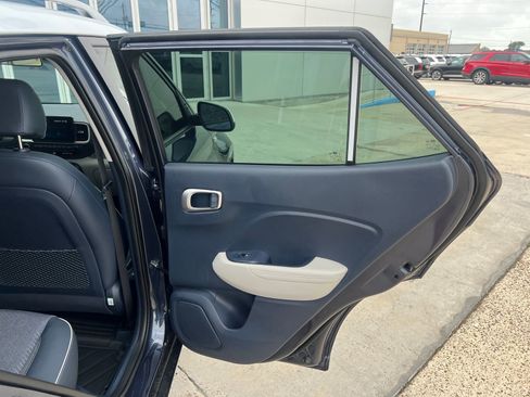 Used 2025 Hyundai Venue Limited FWD image 15