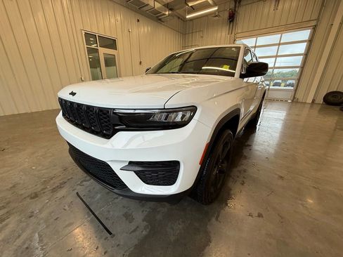 Used 2025 Jeep Grand Cherokee Altitude AWD/4WD image 19