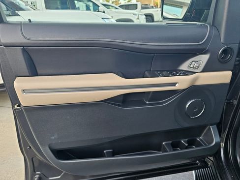 Used 2022 Ford Expedition XLT image 15