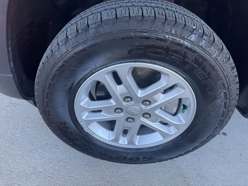 Used 2024 Jeep Grand Cherokee Altitude image 5