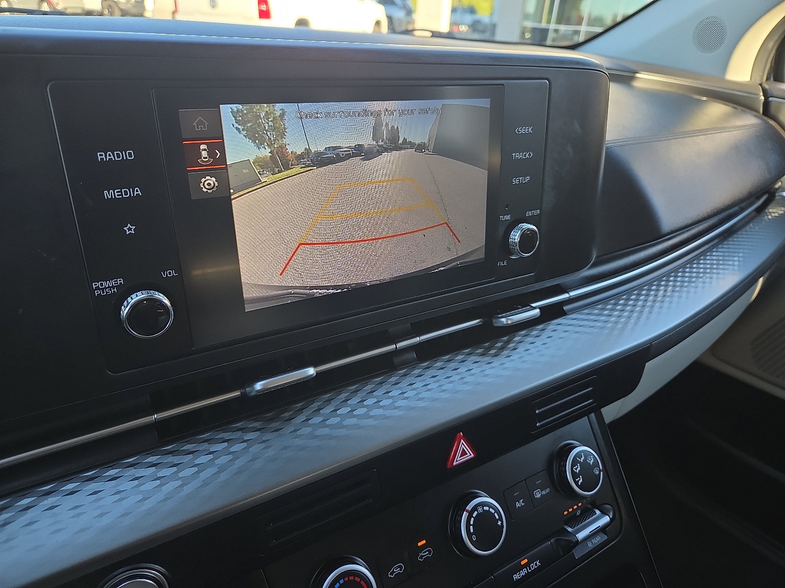 Used 2023 Kia Carnival LX FWD image 17