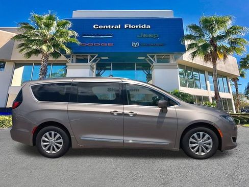 Used 2018 Chrysler Pacifica Touring-L FWD image 4