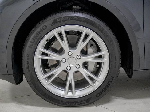 Used 2024 Tesla Model Y Long Range AWD/4WD image 17