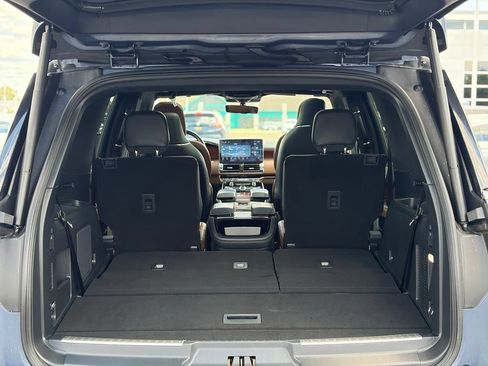 Used 2022 Lincoln Navigator Reserve AWD/4WD image 11