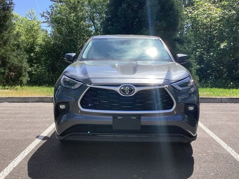 Used 2023 Toyota Highlander LE FWD image 18