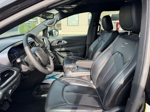 Used 2023 Chrysler Pacifica Touring-L w/ S Appearance Package FWD image 7