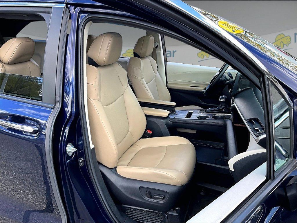Used 2022 Toyota Sienna XLE w/ XLE Plus Package AWD/4WD image 11