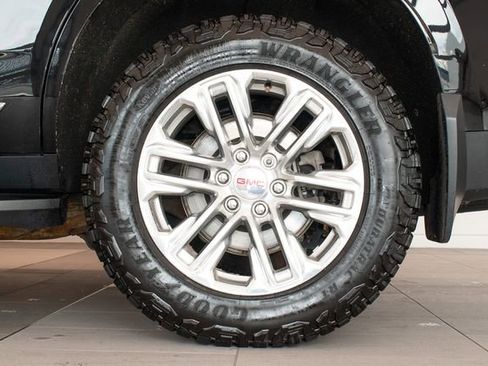 Used 2023 GMC Yukon SLT w/ SLT Luxury Package AWD/4WD image 9