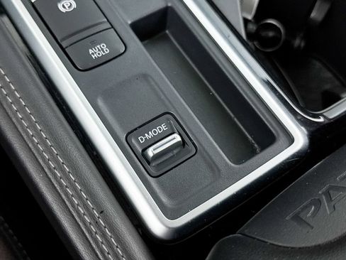 Used 2024 Nissan Pathfinder Platinum FWD image 11